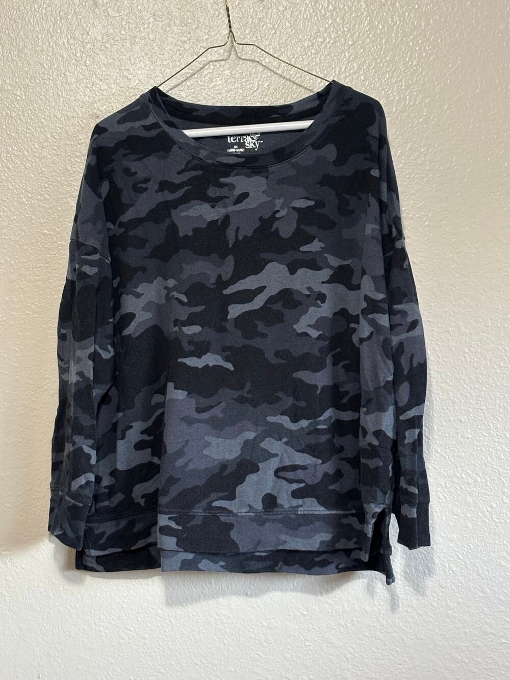 Women’s terra&sky Black Camo Long Sleeve Pullover Sweatshirt, size 16W 18W 1X